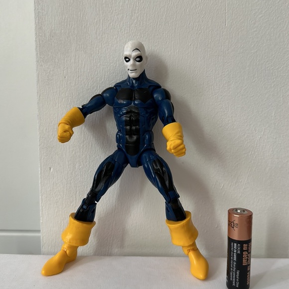 Action Figure - Picture 2 of 5